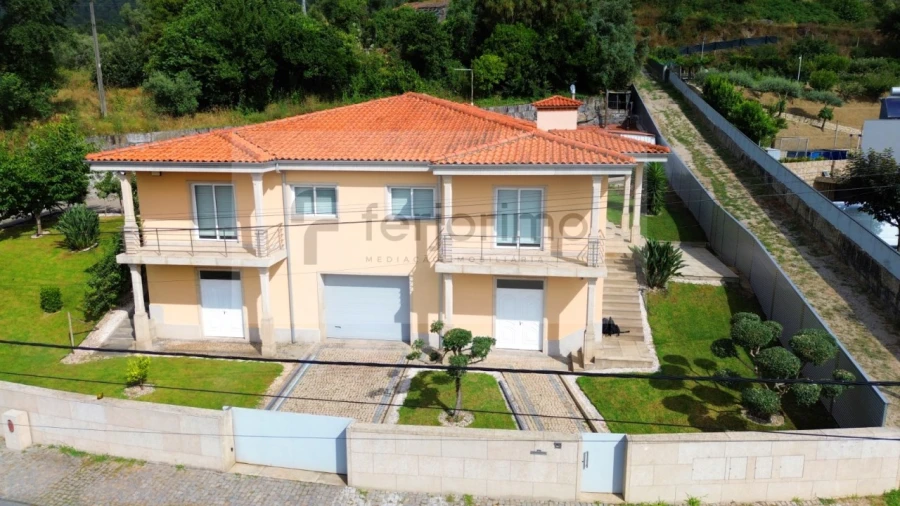 Moradia T4 para Venda em Serzedo e Calvos Foto 1