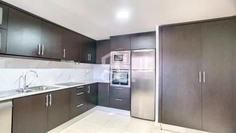Apartamento T4 para Arrendamento em Santa Maria Maior