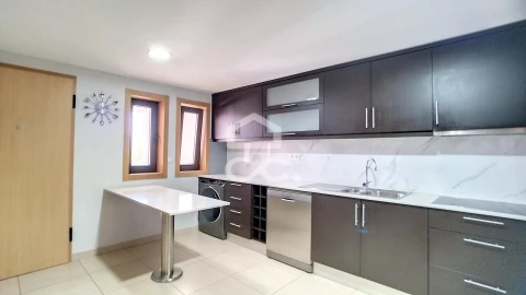 Apartamento T4 para Arrendamento em Santa Maria Maior