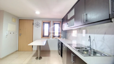 Apartamento T4 para Arrendamento em Santa Maria Maior