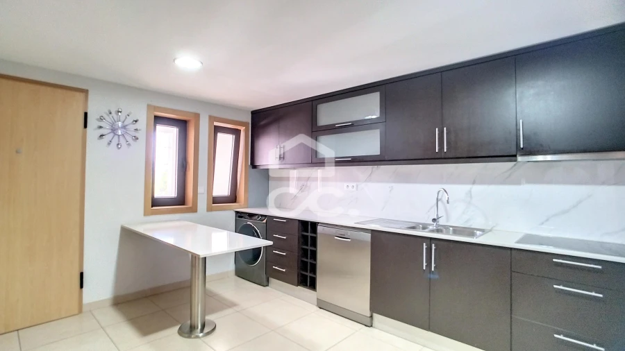 Apartamento T4 para Arrendamento em Santa Maria Maior