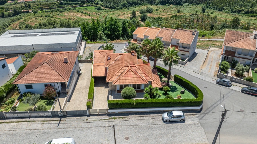 Moradia T3 para Venda em Idães Foto 4