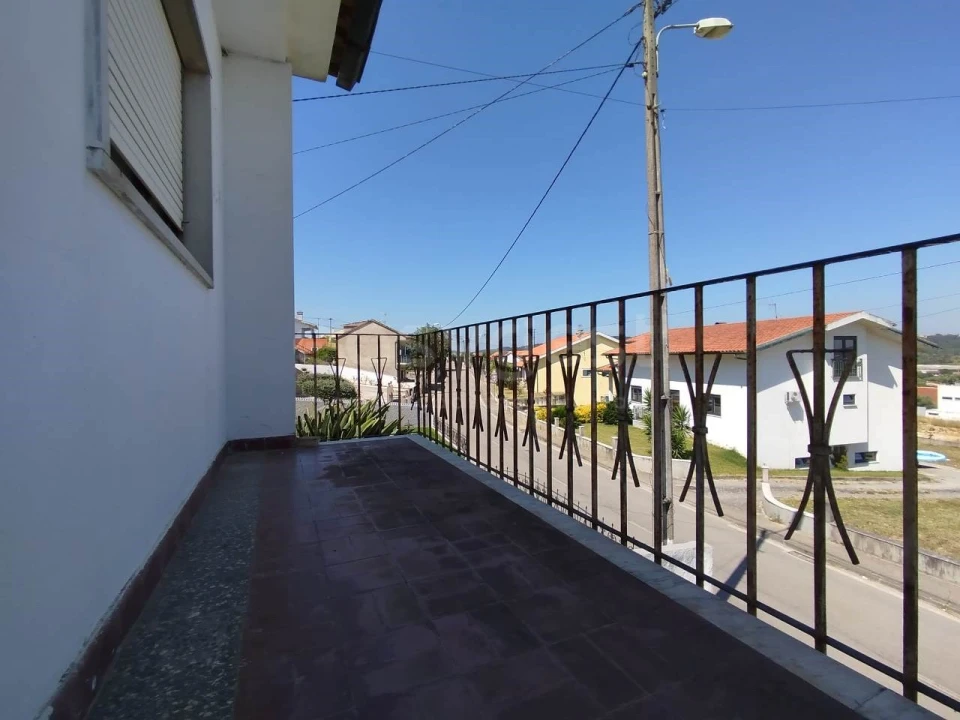 Moradia T4 para Venda em Trouxemil e Torre de Vilela Foto 3