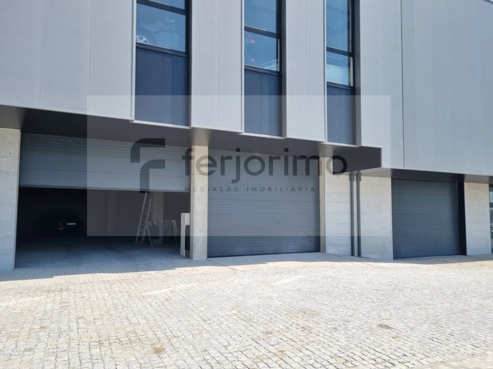 Armazém para Arrendamento em Fermentões Foto 1
