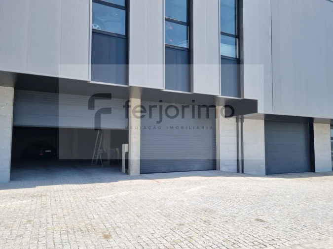 Armazém para Arrendamento em Fermentões