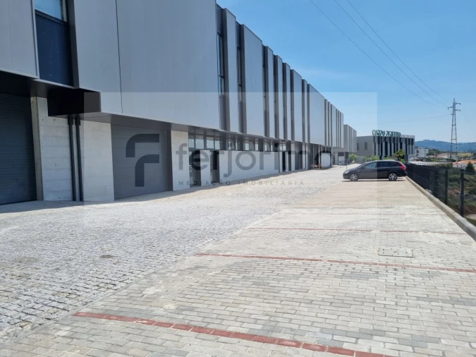 Armazém para Arrendamento em Fermentões Foto 2