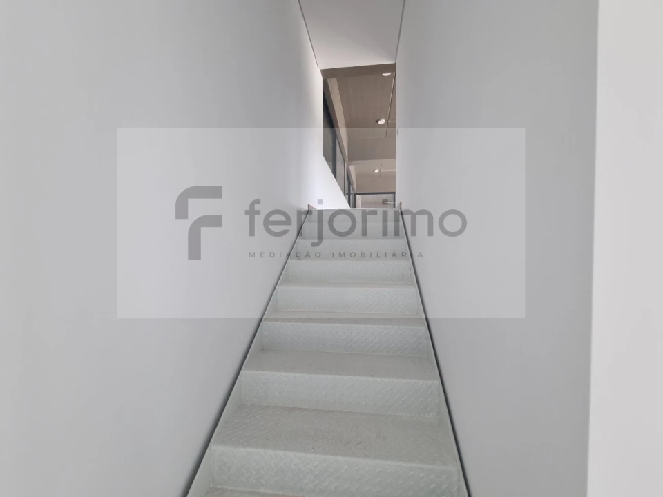 Armazém para Arrendamento em Fermentões Foto 2