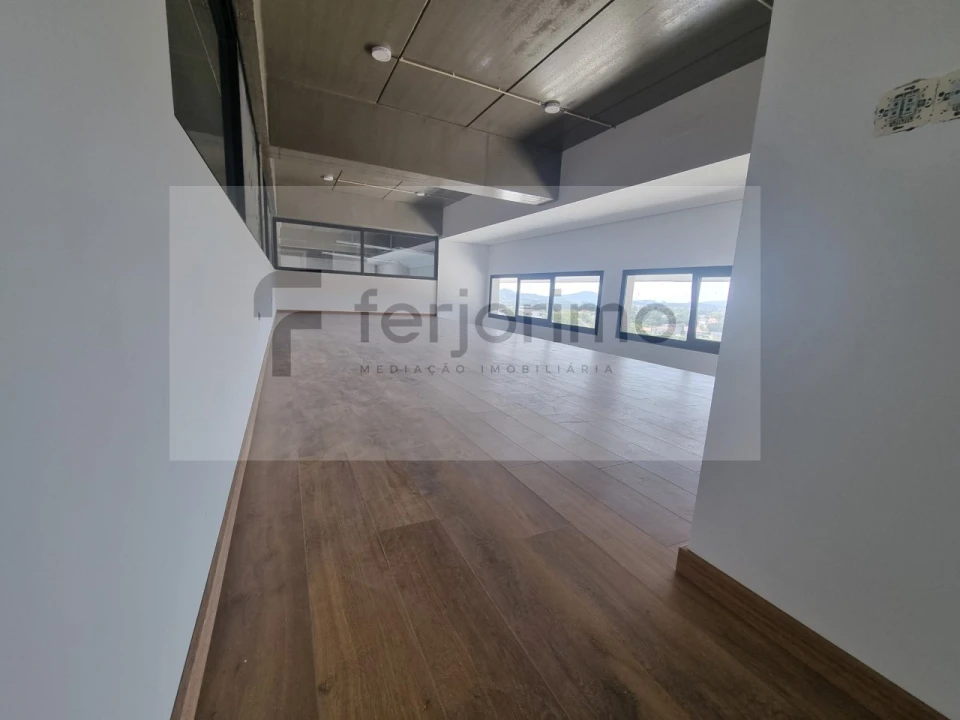 Armazém para Arrendamento em Fermentões Foto 3