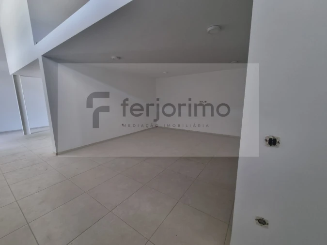 Armazém para Arrendamento em Fermentões Foto 4