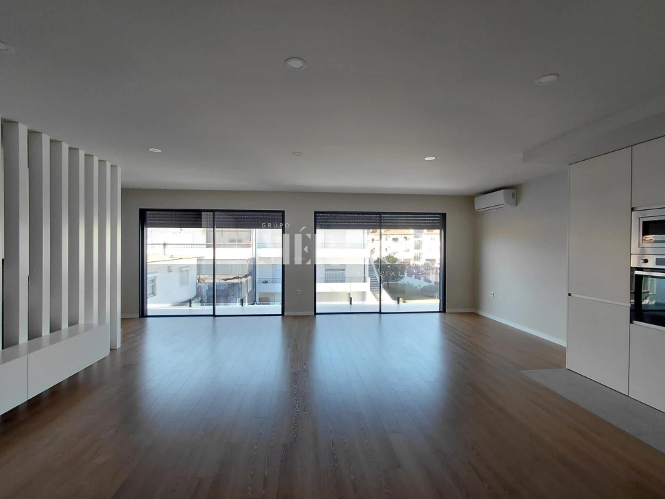 Apartamento T4 para Venda em Arcozelo Foto 1