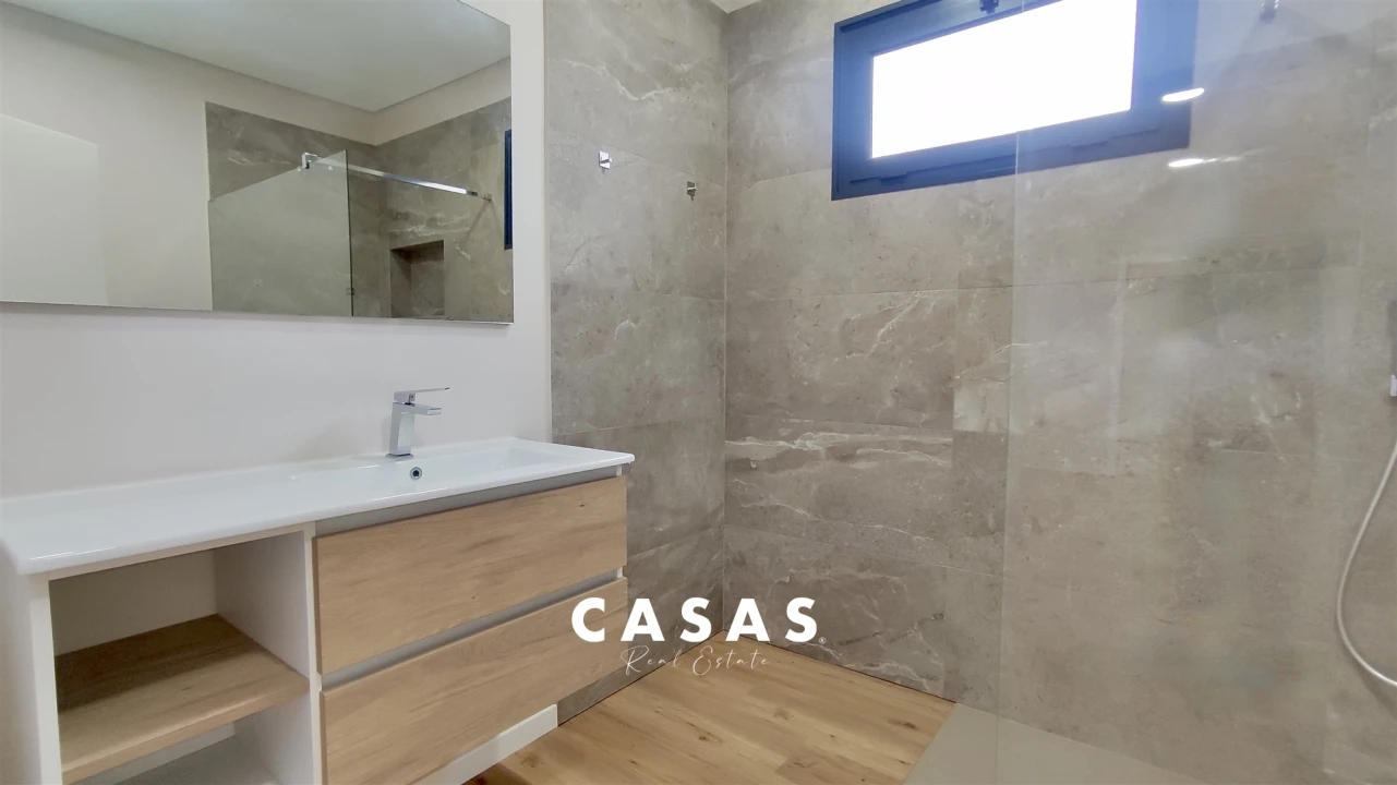 Moradia T4 para Venda em Machico Foto 43