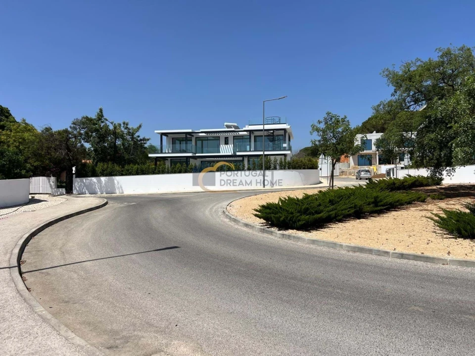 Moradia T4 para Venda em Albufeira e Olhos de Água Foto 1