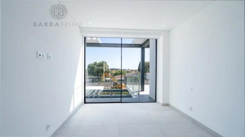 Moradia T4 para Venda em Albufeira e Olhos de Água