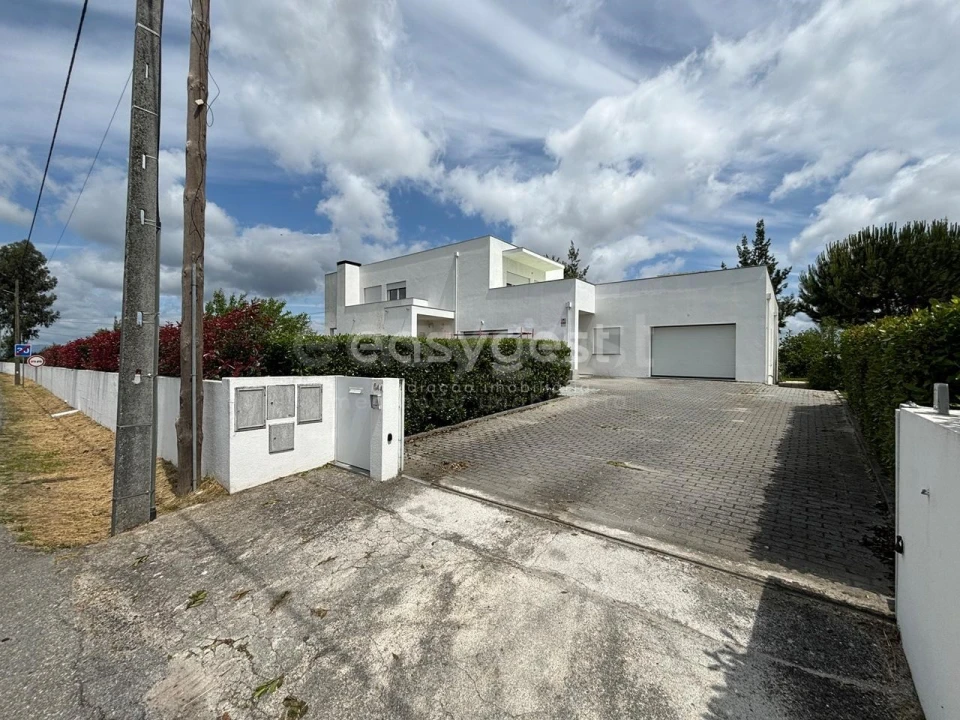 Moradia T4 para Venda em Travanca de Lagos Foto 3