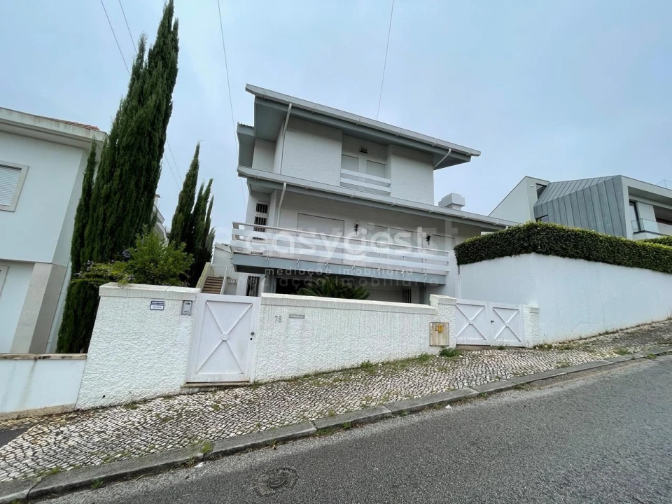 Moradia T5 para Venda em Santo Antonio dos Olivais Foto 1