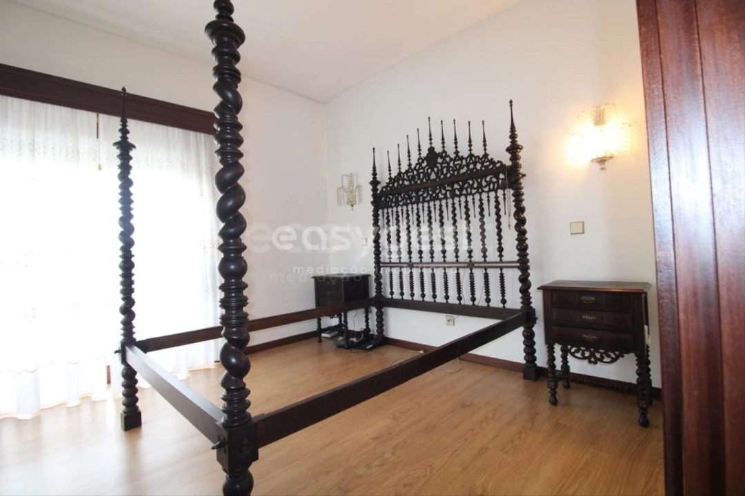 Moradia T5 para Venda em Santo Antonio dos Olivais Foto 4