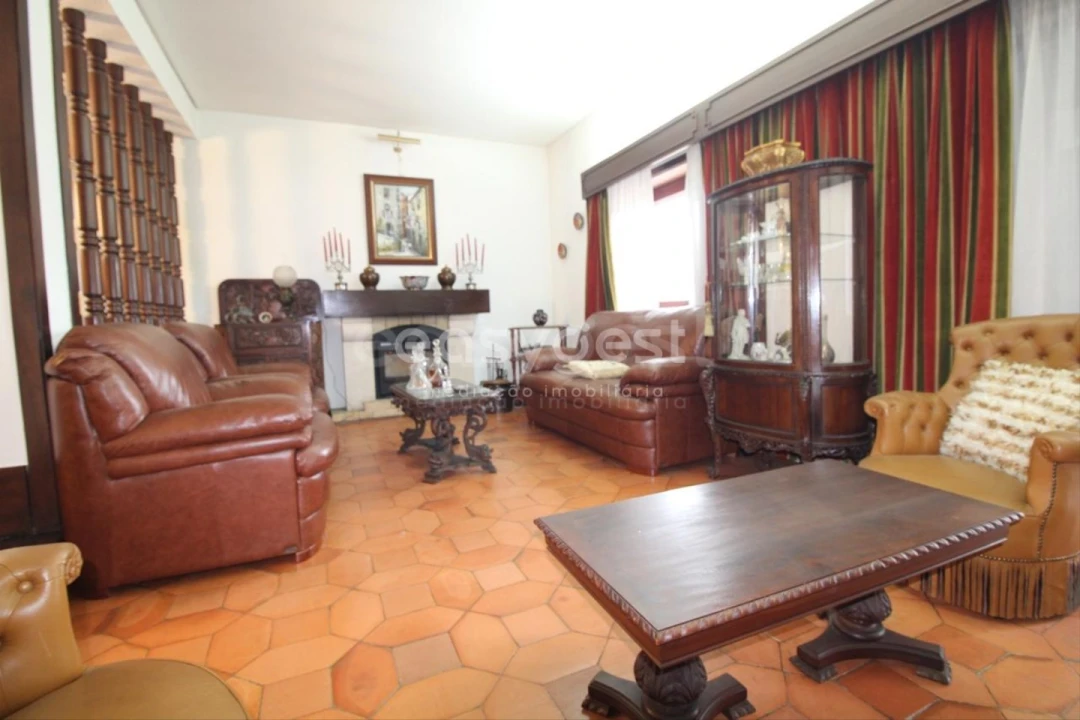 Moradia T5 para Venda em Santo Antonio dos Olivais Foto 7