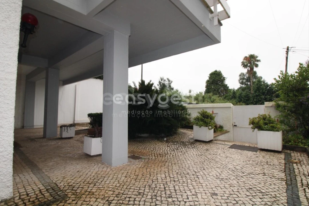 Moradia T5 para Venda em Santo Antonio dos Olivais Foto 9