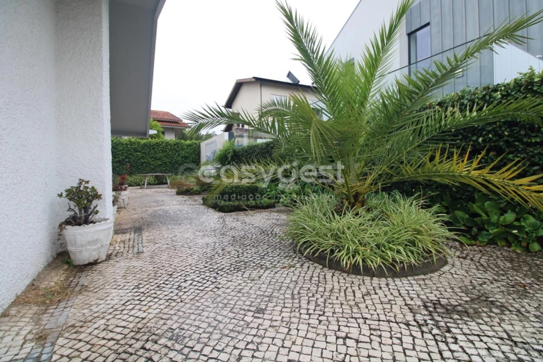 Moradia T5 para Venda em Santo Antonio dos Olivais Foto 10