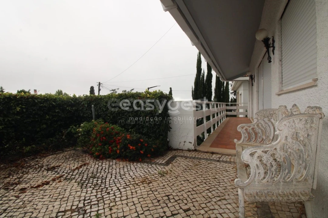 Moradia T5 para Venda em Santo Antonio dos Olivais Foto 11