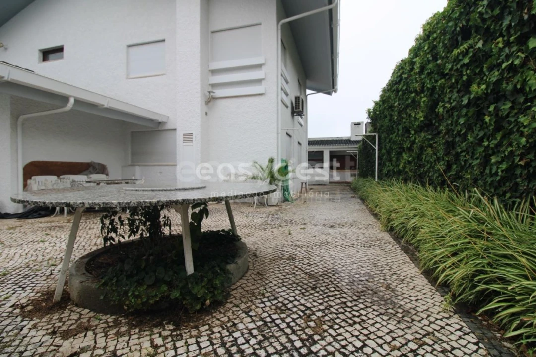 Moradia T5 para Venda em Santo Antonio dos Olivais Foto 12