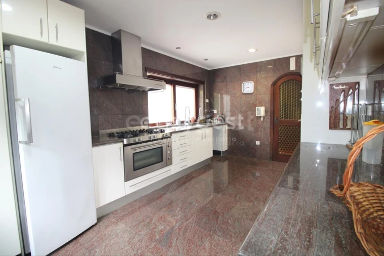 Moradia T5 para Venda em Santo Antonio dos Olivais Foto 2