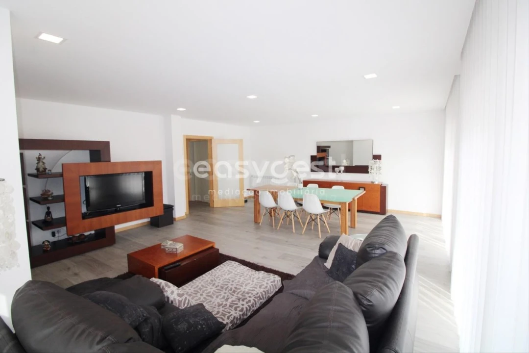 Moradia T5 para Venda em Santo Antonio dos Olivais Foto 3