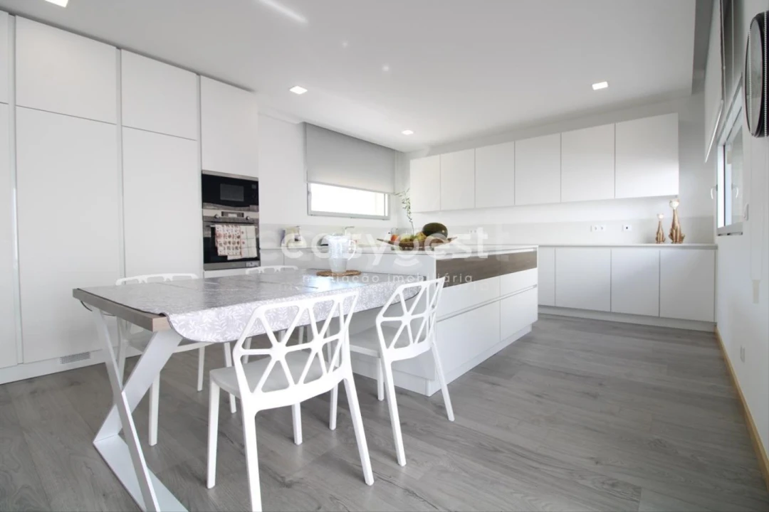 Moradia T5 para Venda em Santo Antonio dos Olivais Foto 5