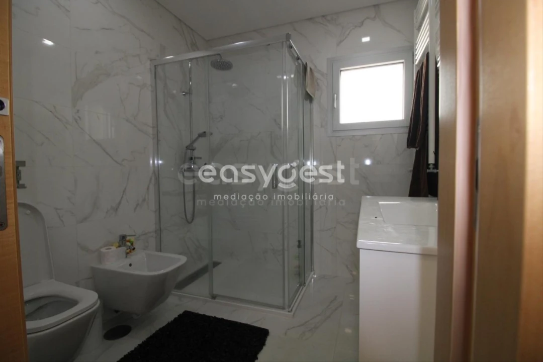 Moradia T5 para Venda em Santo Antonio dos Olivais Foto 6