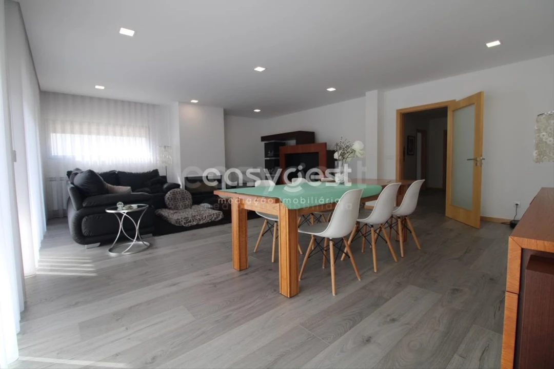 Moradia T5 para Venda em Santo Antonio dos Olivais Foto 15