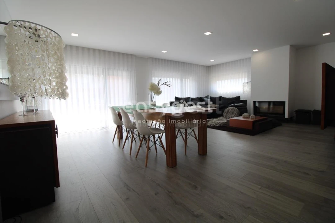 Moradia T5 para Venda em Santo Antonio dos Olivais Foto 17