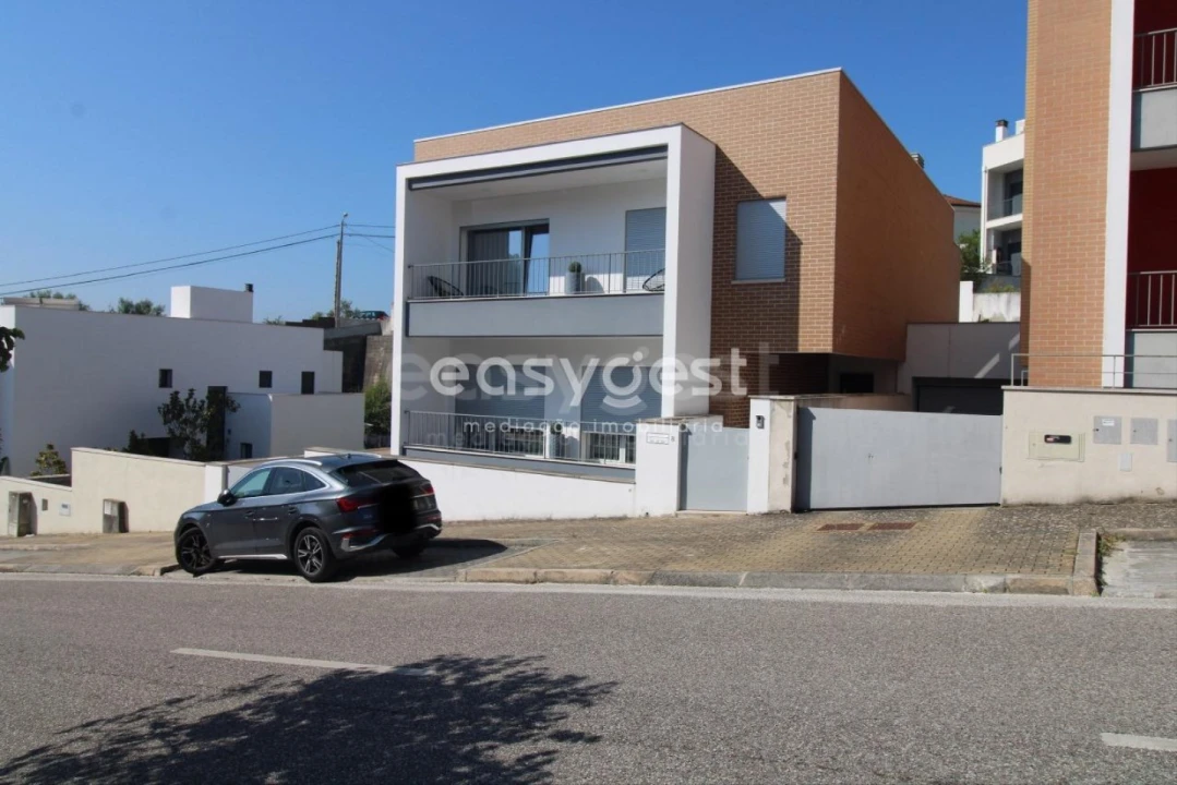 Moradia T5 para Venda em Santo Antonio dos Olivais Foto 23