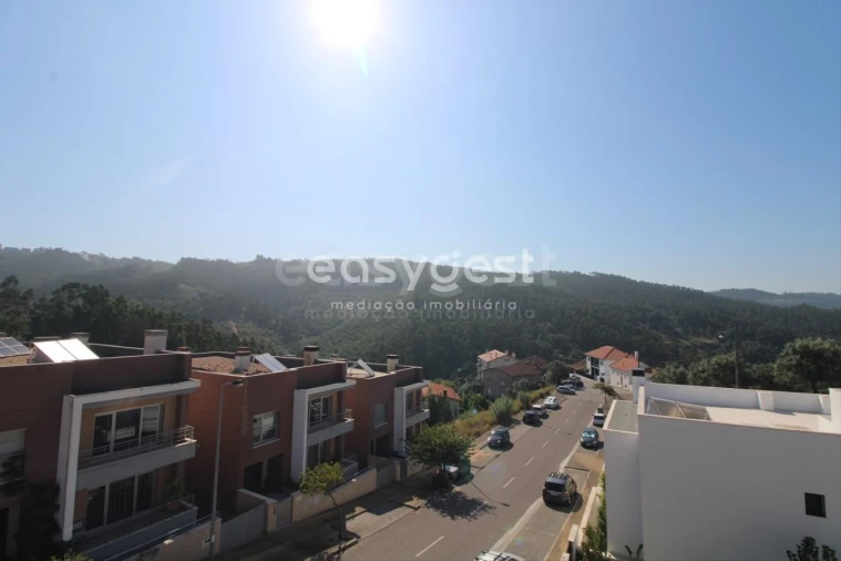 Moradia T5 para Venda em Santo Antonio dos Olivais Foto 1