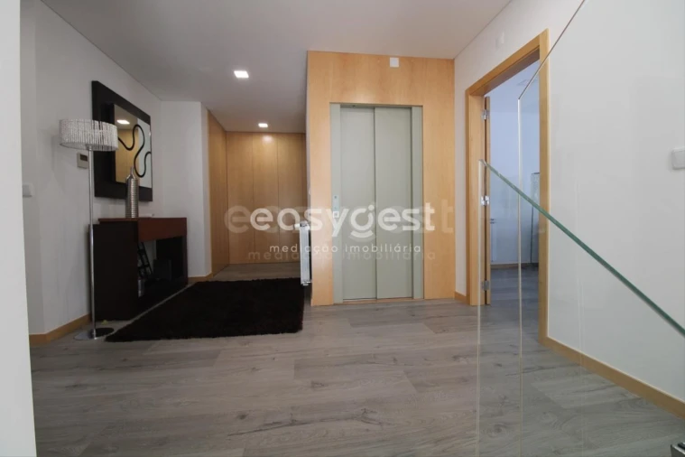 Moradia T5 para Venda em Santo Antonio dos Olivais Foto 2