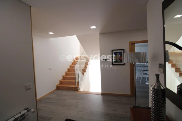 Moradia T5 para Venda em Santo Antonio dos Olivais Foto 9