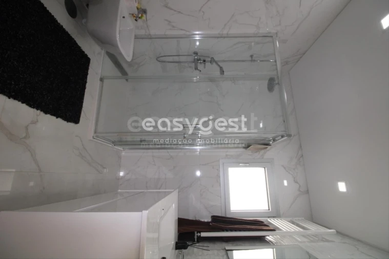 Moradia T5 para Venda em Santo Antonio dos Olivais Foto 10