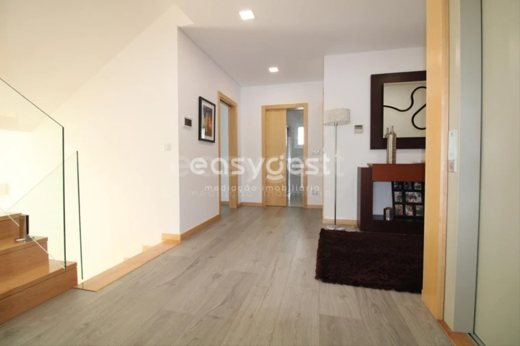 Moradia T5 para Venda em Santo Antonio dos Olivais Foto 11