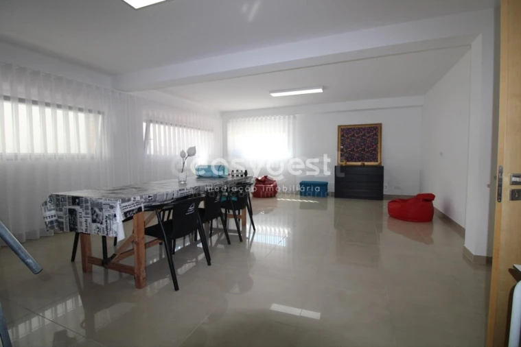 Moradia T5 para Venda em Santo Antonio dos Olivais Foto 16