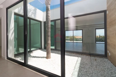 Moradia T4 para Venda em Loule (São Sebastião)
