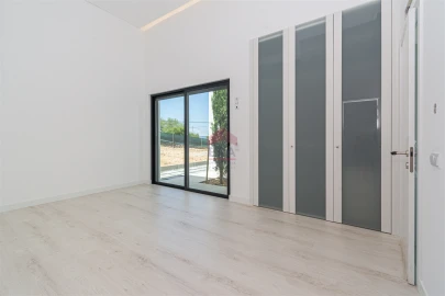 Moradia T4 para Venda em Loule (São Sebastião)