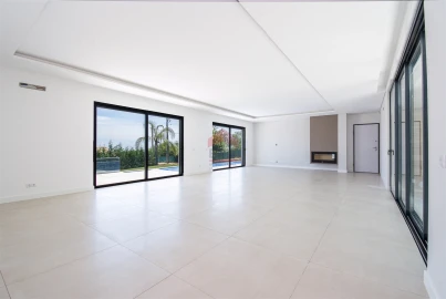 Moradia T4 para Venda em Loule (São Sebastião)