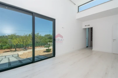 Moradia T4 para Venda em Loule (São Sebastião)