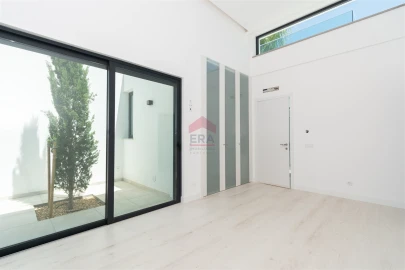 Moradia T4 para Venda em Loule (São Sebastião)