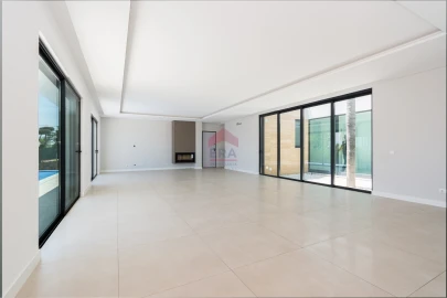 Moradia T4 para Venda em Loule (São Sebastião)