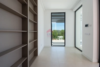 Moradia T4 para Venda em Loule (São Sebastião)
