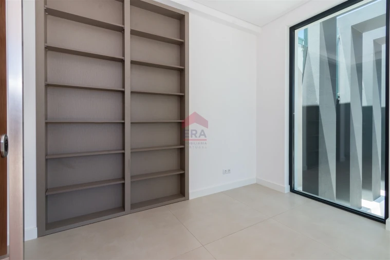 Moradia T4 para Venda em Loule (São Sebastião) Foto 8