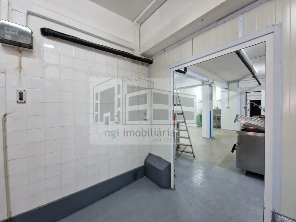 Loja para Arrendamento em Mina de Água Foto 37