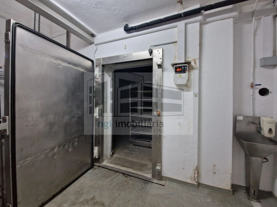 Loja para Arrendamento em Mina de Água Foto 22