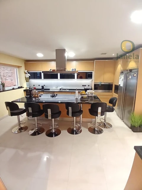 Moradia T4 para Venda em Quarteira