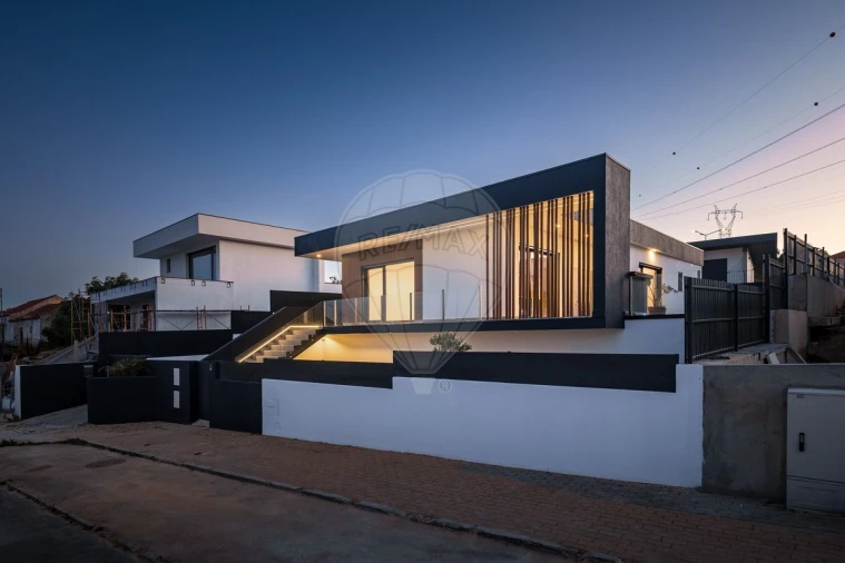 Moradia T3 para Venda em Cardosas Foto 8